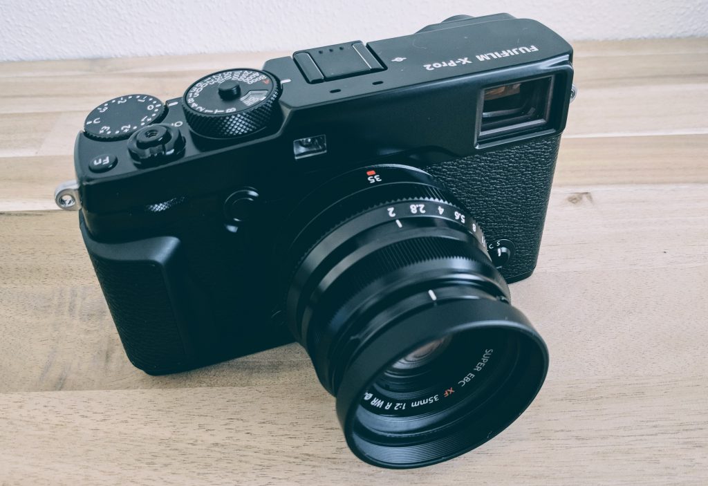 Fujifilm X-Pro2 und XF 35 F2 R WR mit Kunstoff-Blende