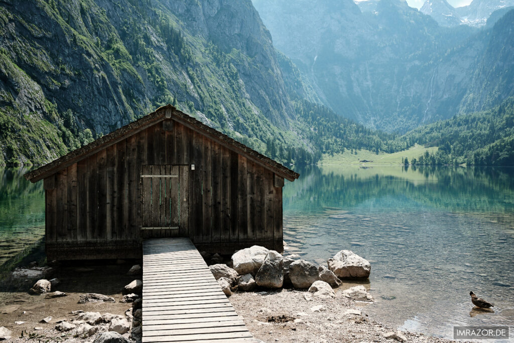 Bootshaus am Oberseem im Hintergrund die Fischunkelalm