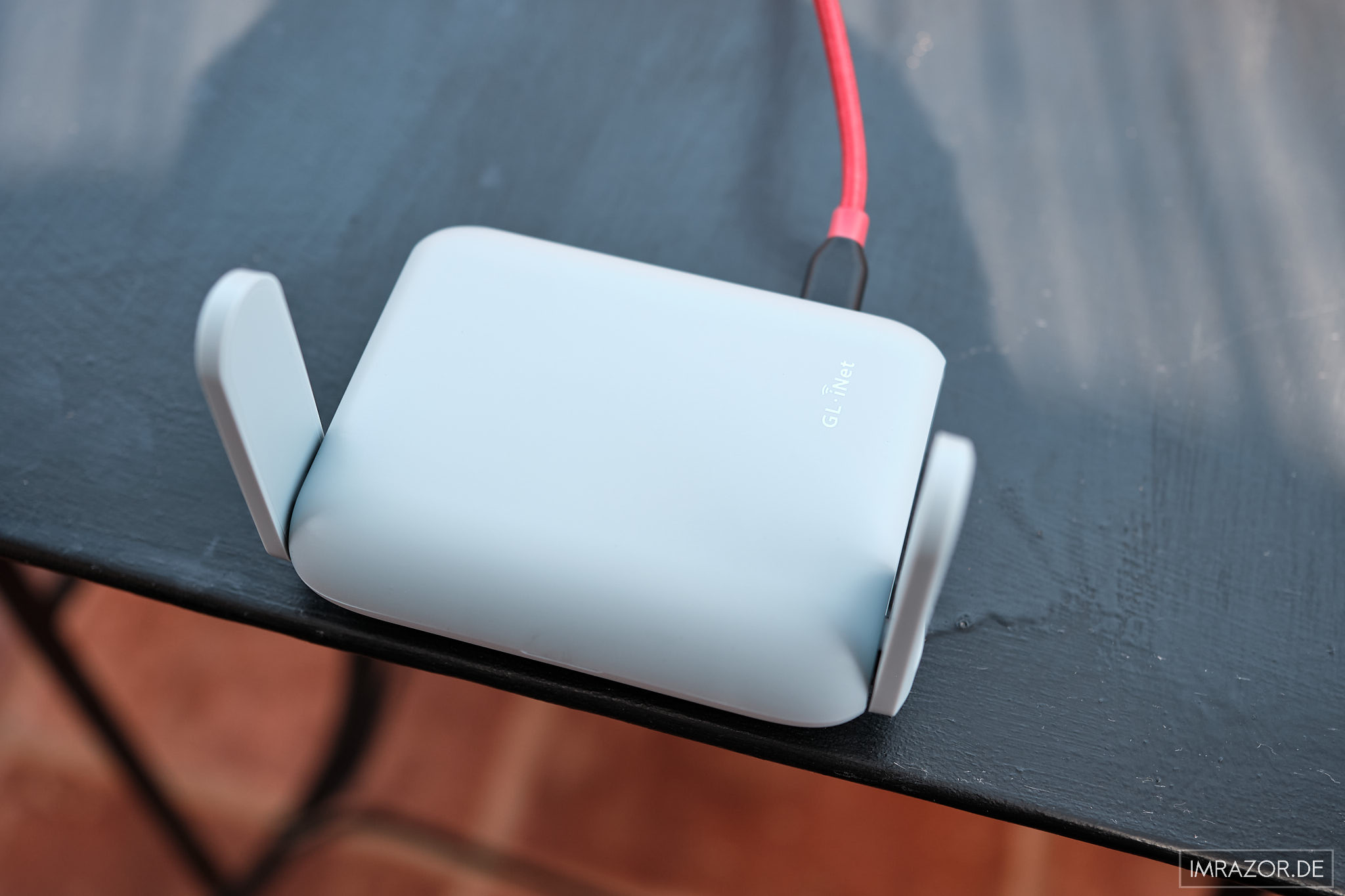 GL.iNet BerylAX auf dem Terrassentisch